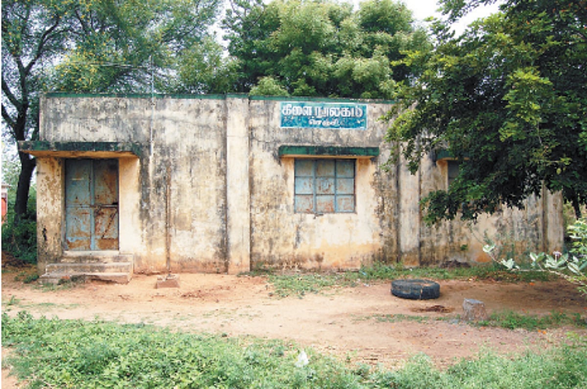 செஞ்சி நூலகத்தின் அவலம்: பாழாகும் 30 நூல்கள்!