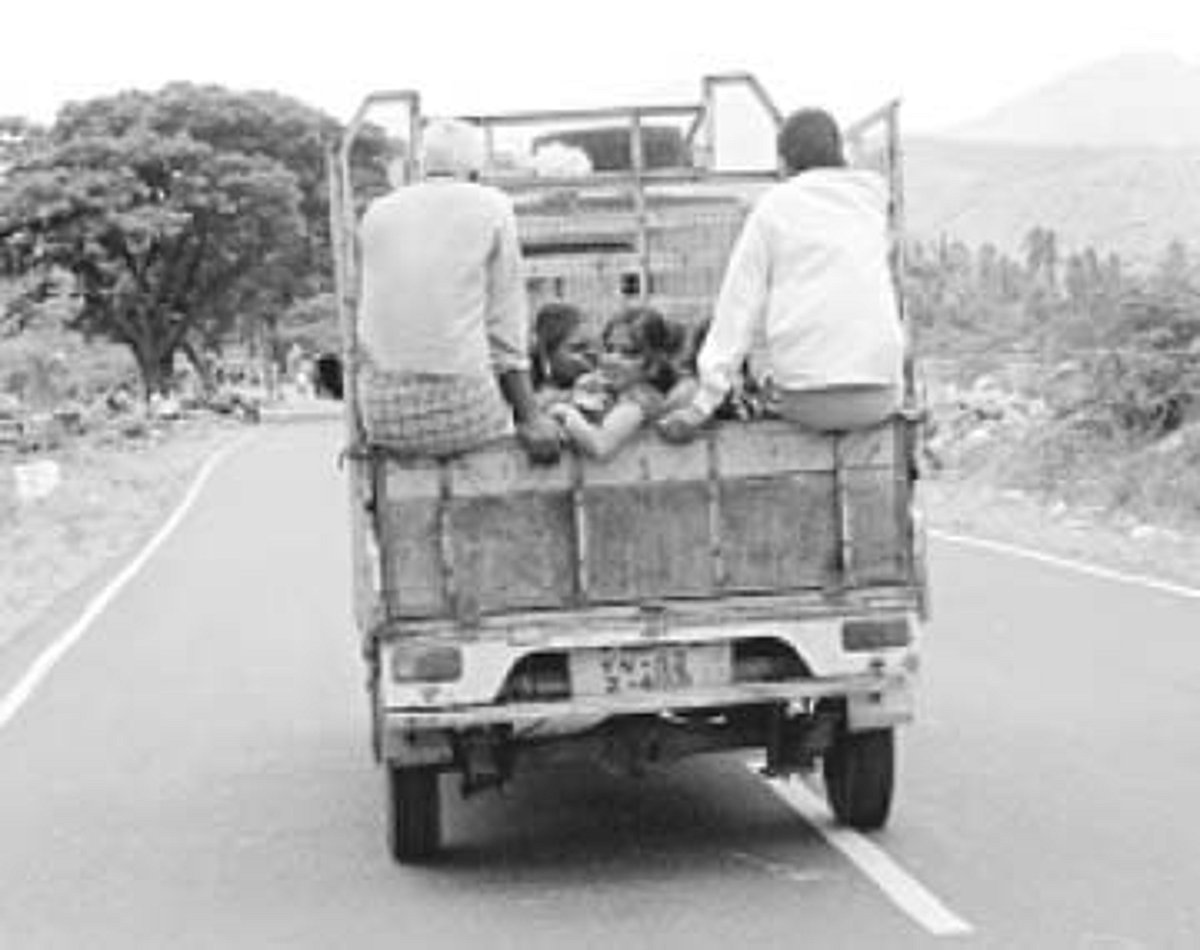 மூழ்கும் நிலையில் மிதக்கும் காவல் நிலையம் !