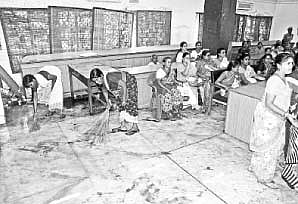 சுகாதார சீர்கேட்டில் சிங்காரவேலர் மாளிகை: ஆட்சியர் அலுவலகத்தின் அவல நிலை