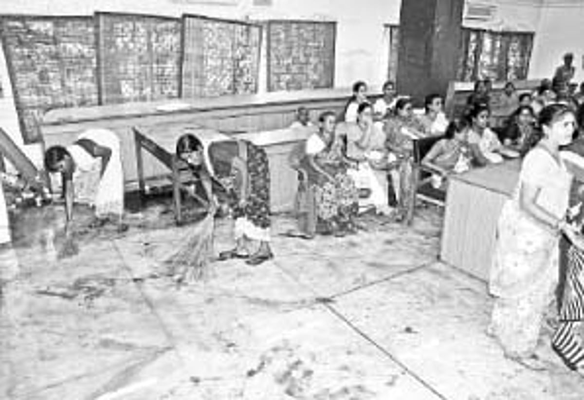 சுகாதார சீர்கேட்டில் சிங்காரவேலர் மாளிகை: ஆட்சியர் அலுவலகத்தின் அவல நிலை