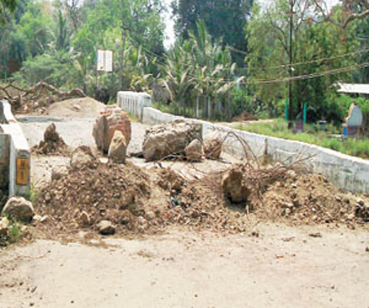 ஓராண்டாகியும் சீரமைக்கப்படாத மலைப்பட்டு பாலம்