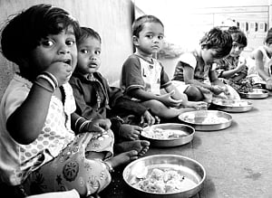 விலை உயர்வால் தவிக்கும் சத்துணவு மையங்கள்: சத்துணவில் காய்கறிகளைத் தேடும் குழந்தைகள்!