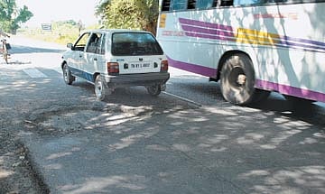 விபத்துகளை ஏற்படுத்தும் படுகுழிகள்... செஞ்சி - திருவண்ணாமலை தேசிய நெடுஞ்சாலையின் அவலம்