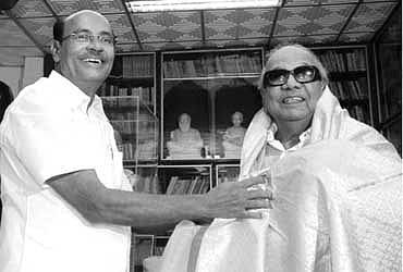 உறவுக்குக் "கை'கொடுப்போம்