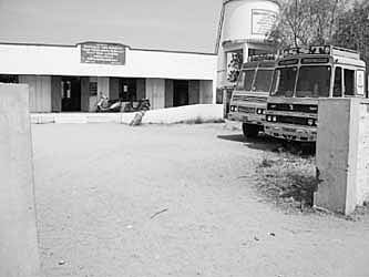 பாதுகாப்பு தேடும் அரசுப் பள்ளி