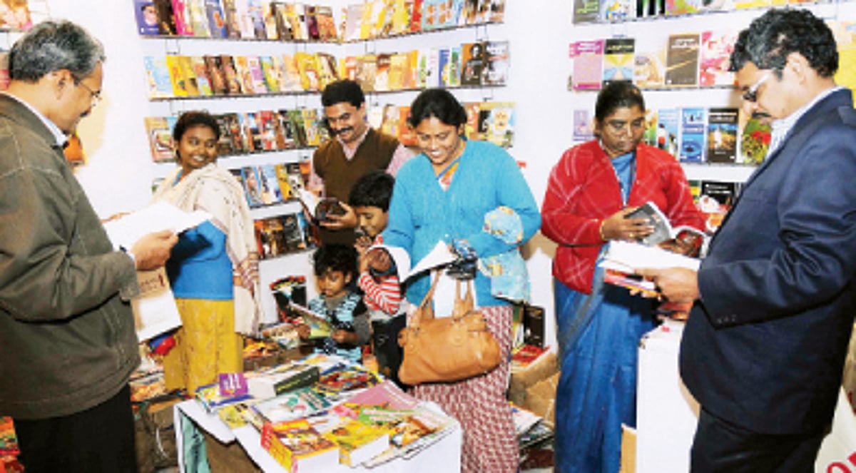 தமிழ் கற்றுத்தர நூல்களை வாங்கும் தில்லி தமிழர்கள்!