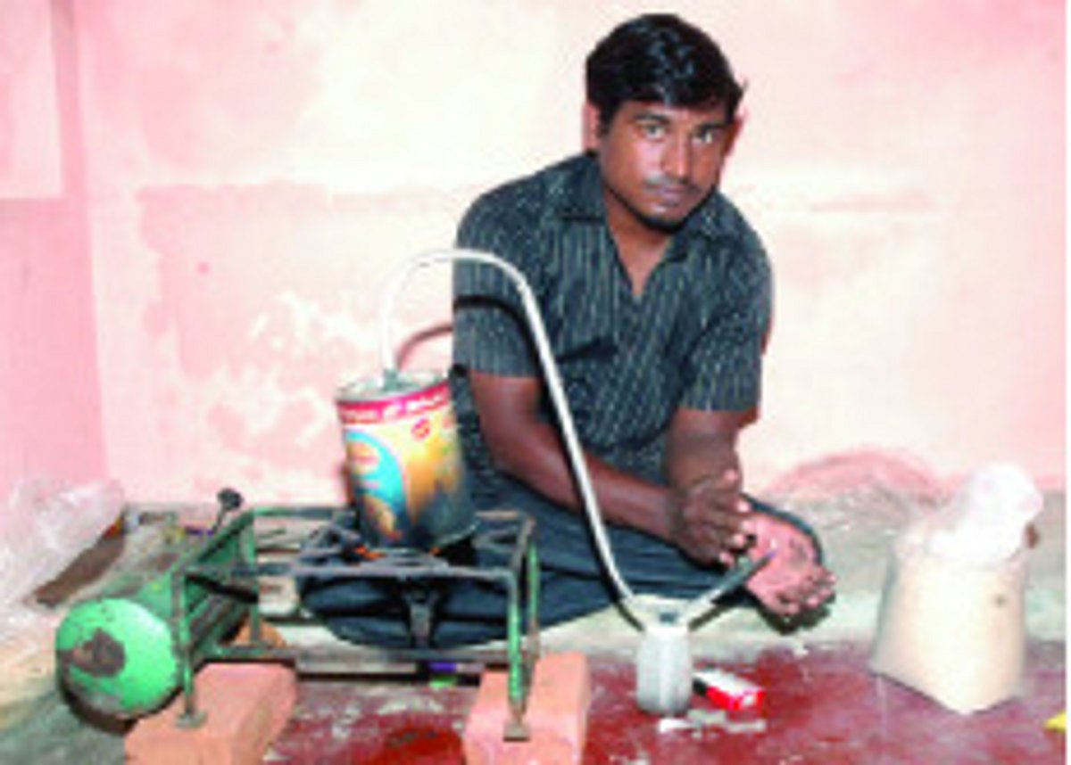 தவிட்டிலிருந்து கேஸ்: சிதம்பரம் இளைஞர் ஆர்வம்