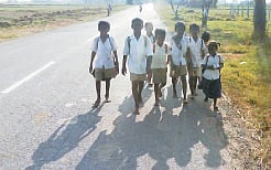 பள்ளி மாணவர்களுக்கு மீண்டும் காலணி வழங்கப்படுமா?