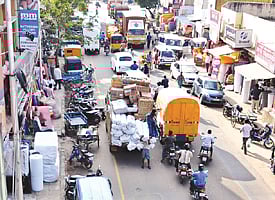 நடைபாதை ஆக்கிரமிப்புகளை அகற்றுவது எப்போது?