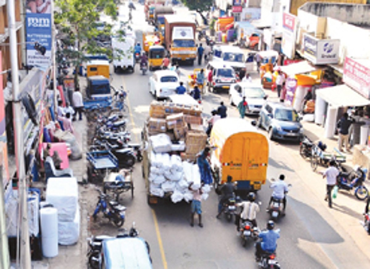 நடைபாதை ஆக்கிரமிப்புகளை அகற்றுவது எப்போது?