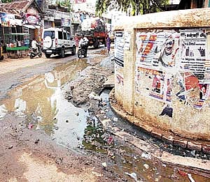 சாலைகளில் சாக்கடை; காணுமிடமெல்லாம் குப்பை சிக்கித் தவிக்கும் கோயில் நகரம்