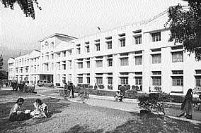 கல்வி: நான்கு இளைஞர்கள்... ஐந்து ஆண்டுகள்... ஒரு கோடி ரூபாய்!