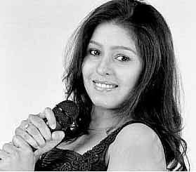 நிகழ்ச்சி தொகுப்பாளராக ஜொலிக்க...