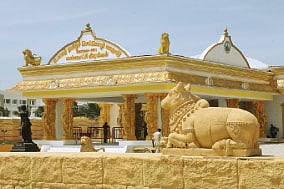 உலா: நீ குடும்ப விளக்கு; நீ மின்சார விளக்கு!