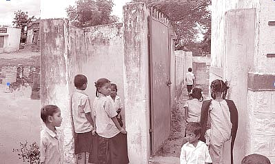 அரசுப் பள்ளி வளாகத்தில் கழிவுநீர் தேங்கும் அவலம்!