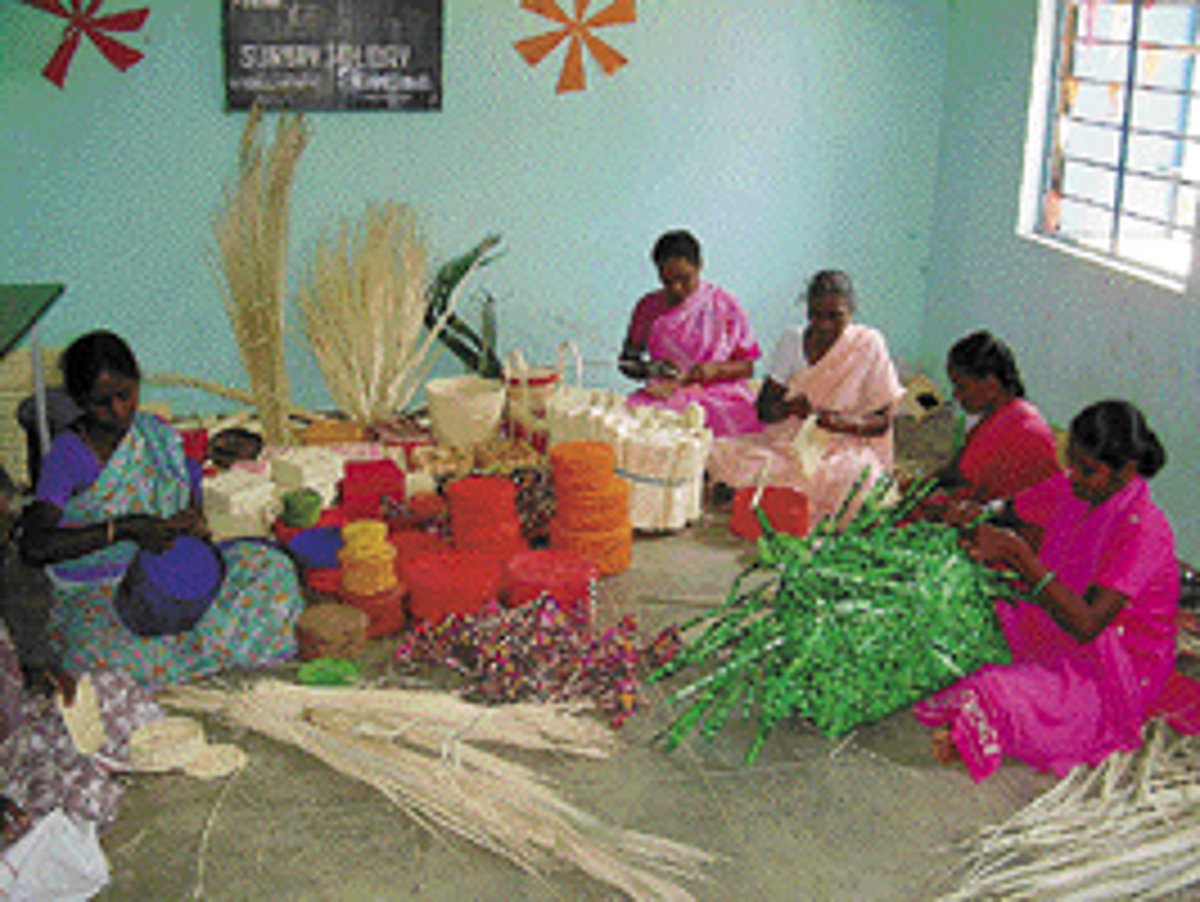 பழவேற்காட்டிலிருந்து ஏற்றுமதியாகும் பனை ஓலை பொருள்கள்