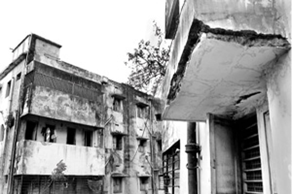 இடிந்து விழும் நிலையில் வீட்டுவசதி வாரிய குடியிருப்புகள்