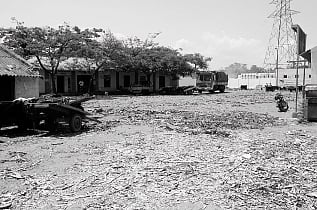 வாழைத்தார் புகையால் வாடும் மாணவர்கள்!