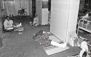 நூற்றாண்டு கண்ட கோவை மருத்துவமனையின் அவலம்: நோயாளிகளே பாய் கொண்டு வரவேண்டும்