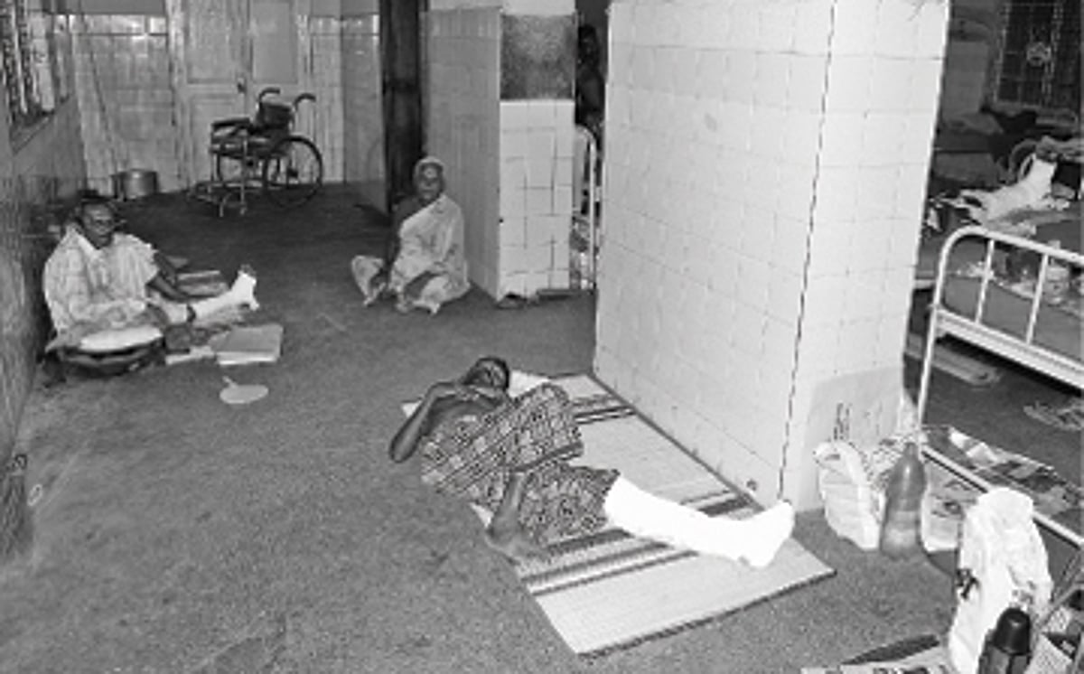 நூற்றாண்டு கண்ட கோவை மருத்துவமனையின் அவலம்: நோயாளிகளே பாய் கொண்டு வரவேண்டும்