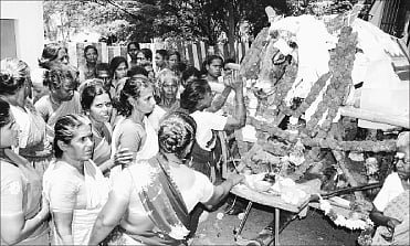 கோயில் காளை இறப்பால் சோகத்தில் மூழ்கிய கிராமம்