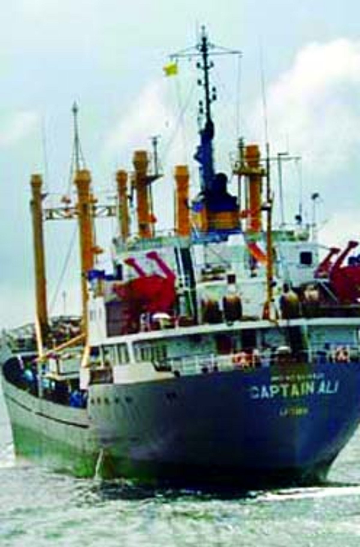 நடுக் கடலில் தத்தளிக்கிறது "கேப்டன் அலி'