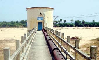 திருத்தணியில் கடும் குடிநீர் தட்டுப்பாடு: அரக்கோணம் கூட்டுக் குடிநீர்த் திட்டம் கைகொடுக்குமா?