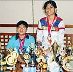 சாதனை: வீடு ஒன்று; வீரர்கள் இருவர்!