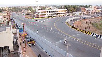 இருண்டு கிடக்​கும் சிதம்​ப​ரம் ரயில்வே மேம்​பா​லம்