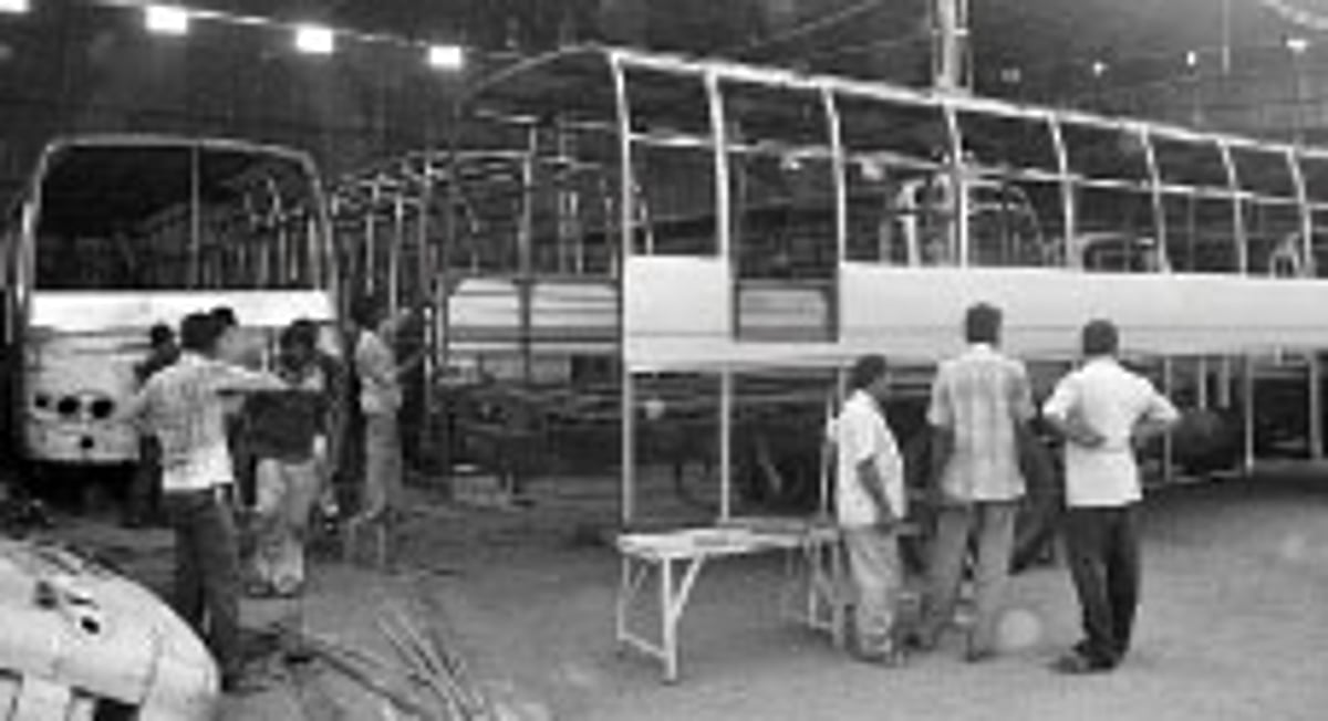 பேருந்து கூடு கட்டும் பணிகள் கரூர் மாவட்ட நிறுவனங்களுக்கு கிடைக்குமா?