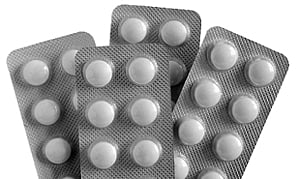 காலாவதியான மாத்திரைகள் வழங்கிய சுகாதாரத்துறை அதிகாரிகளால் பரபரப்பு