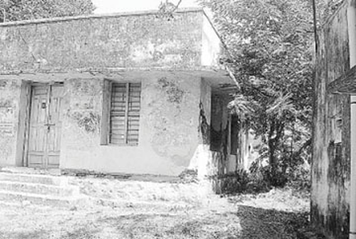 குற்றாலத்தில் பராமரிப்பற்ற பேரூராட்சி விடுதிகள்