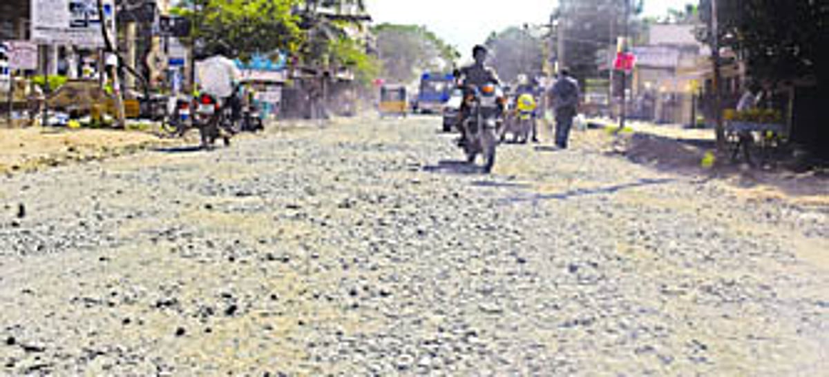 ஆமை வேகத்தில் சாலை சீரமைப்புப் பணி