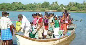 ஆற்றை கடக்​கும் "ஆபத்து' பய​ணம்