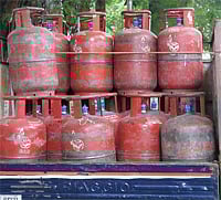 வீட்டு சமையல் எரிவாயு சிலிண்டர் விலை ரூ.79 குறைப்பு