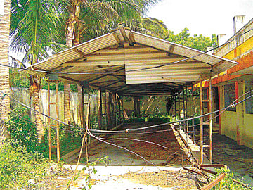 "விவசாயிகளை வேதனைக்குள்ளாக்கும் விற்பனைக் கூடம்'