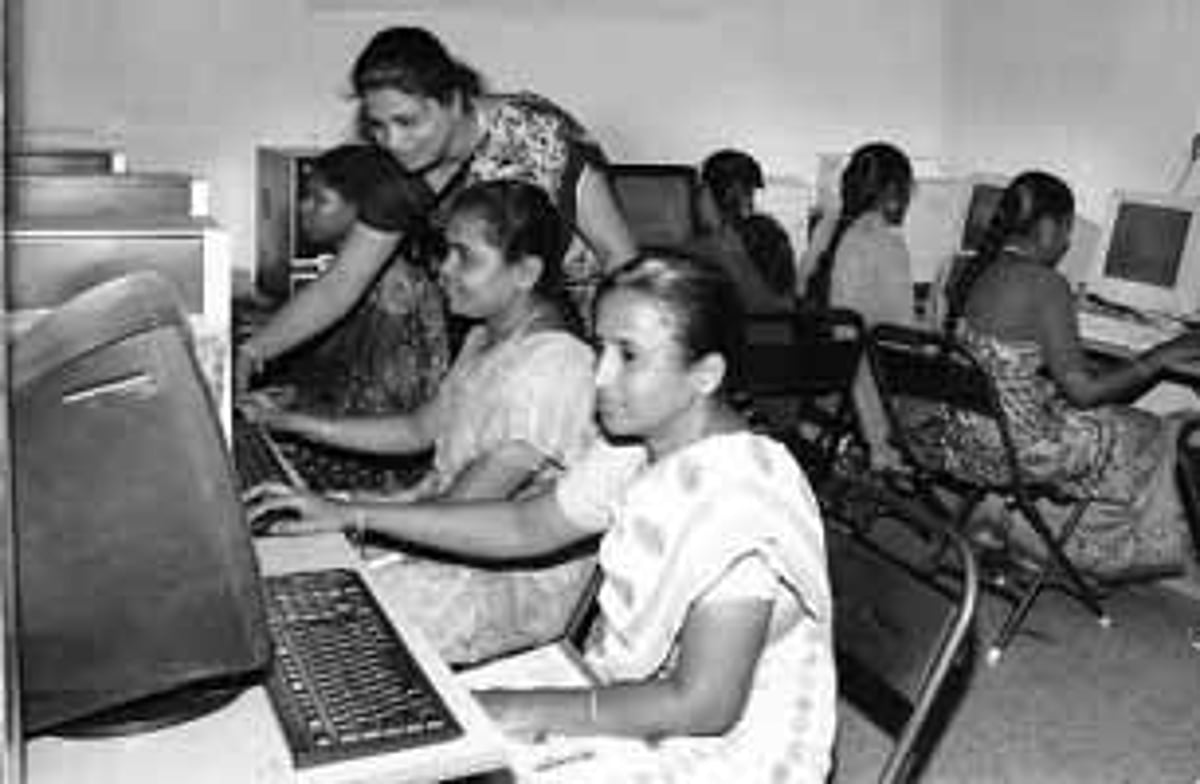 தொழில் தெரிந்தும் வேலையில்லை: பரிதவிக்கும் மகளிர் குழுவினர்!