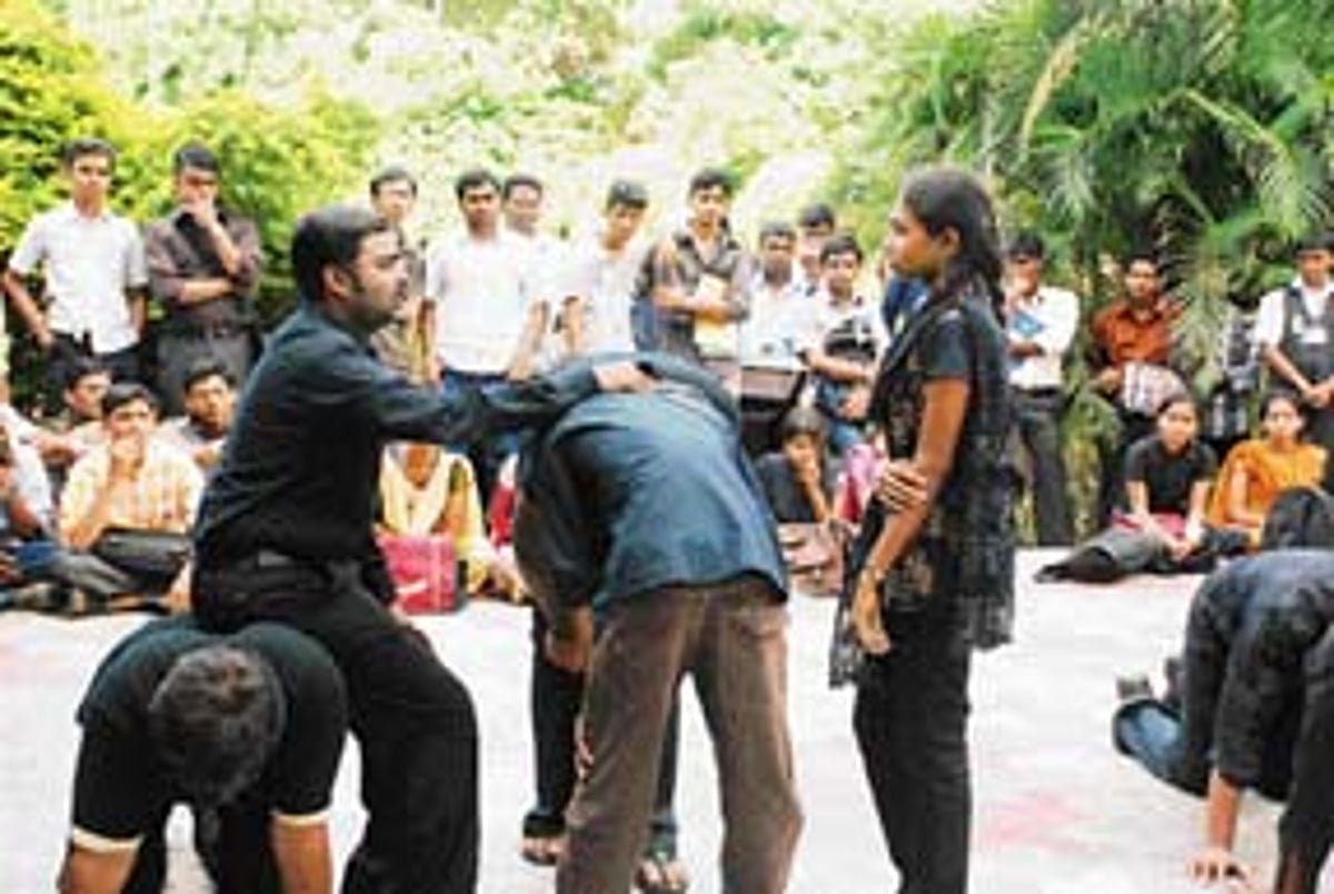 கலை: விழிப்புணர்வை ஏற்படுத்த வீதிக்கு வந்த மாணவர்கள்!