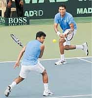 டேவிஸ் கோப்பை: பயஸ் - பூபதி ஜோடி அபார வெற்றி