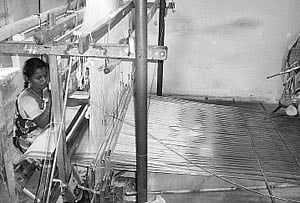 நெச​வா​ளர்​கள் பரி​த​விப்பு​: கோரா பட்​டுத் தொழி​லுக்கு புதிய நெருக்​கடி