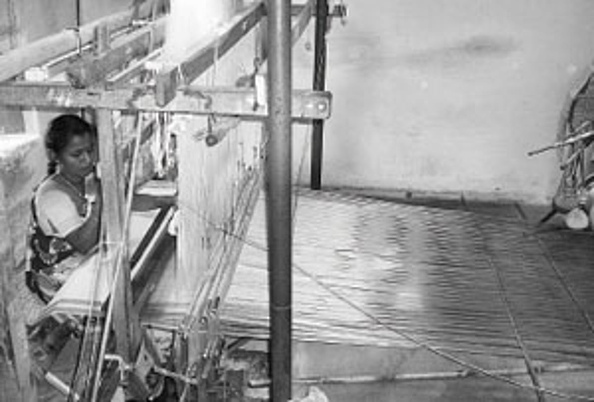 நெசவாளர்கள் பரிதவிப்பு: கோரா பட்டுத் தொழிலுக்கு புதிய நெருக்கடி