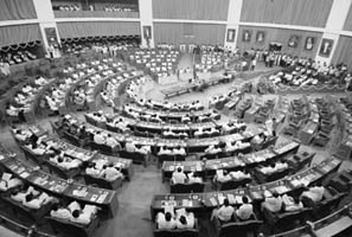 புதிய பேரவை மண்டபத்தில் முப்பரிமாண வடிவ ஓவியங்கள்