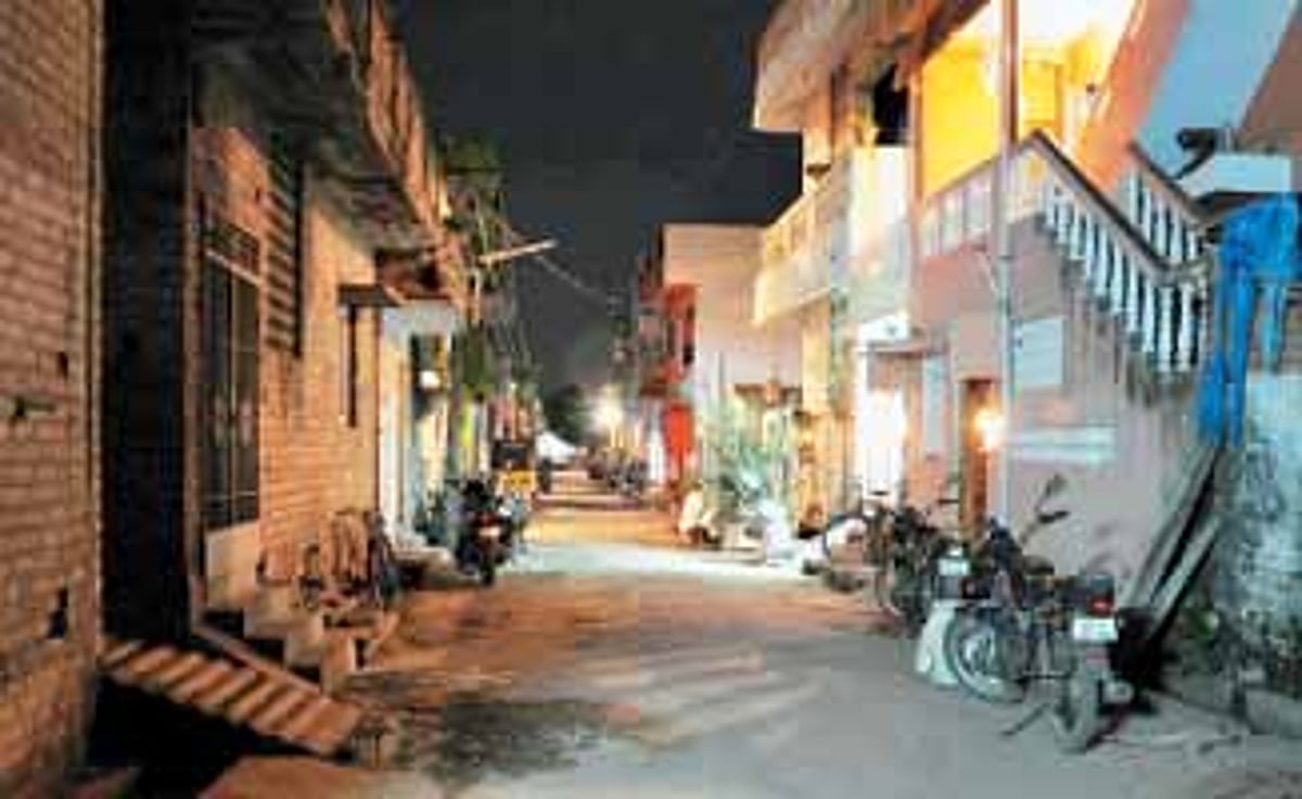 தெரு விளக்கு உண்டு ! ஆனால் எரியாது ! !