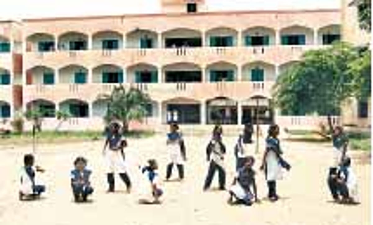 திருத்தணி அரசு மகளிர் பள்ளியில் 2000 மாணவிகளுக்கு ஒரே உடற்கல்வி ஆசிரியை