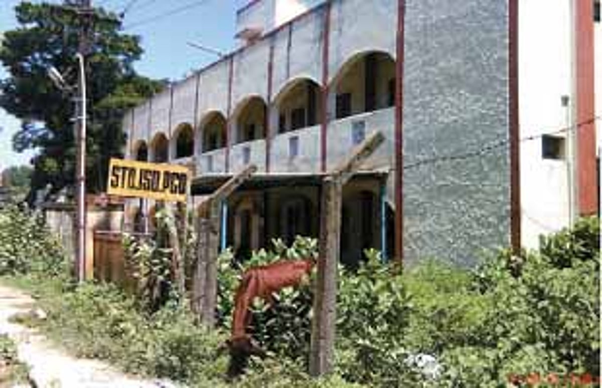 புதர்களின் நடுவே மின்வாரிய அலுவலகம்...