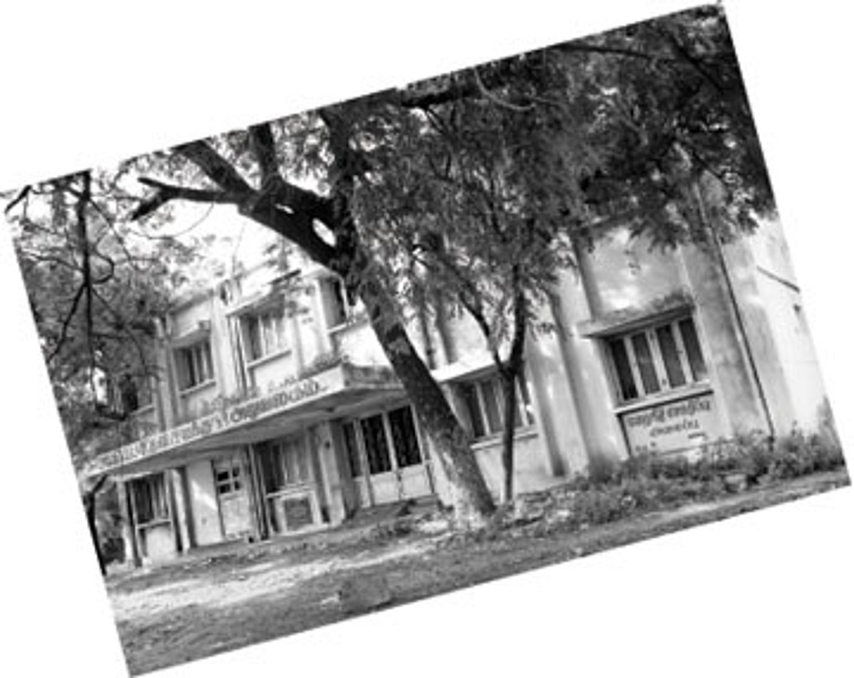 சமூக விரோதிகள் கூடாரமாகும் வேளாண் கட்டடங்கள்!