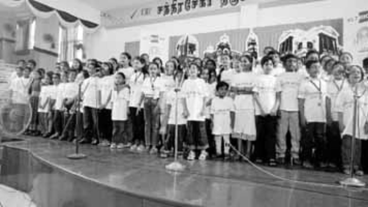 371 பாடகர்கள்; ஒரு பாட்டு!