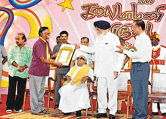 இலக்கியம்: விருதைத் தேடிச் செல்வதில்லை!