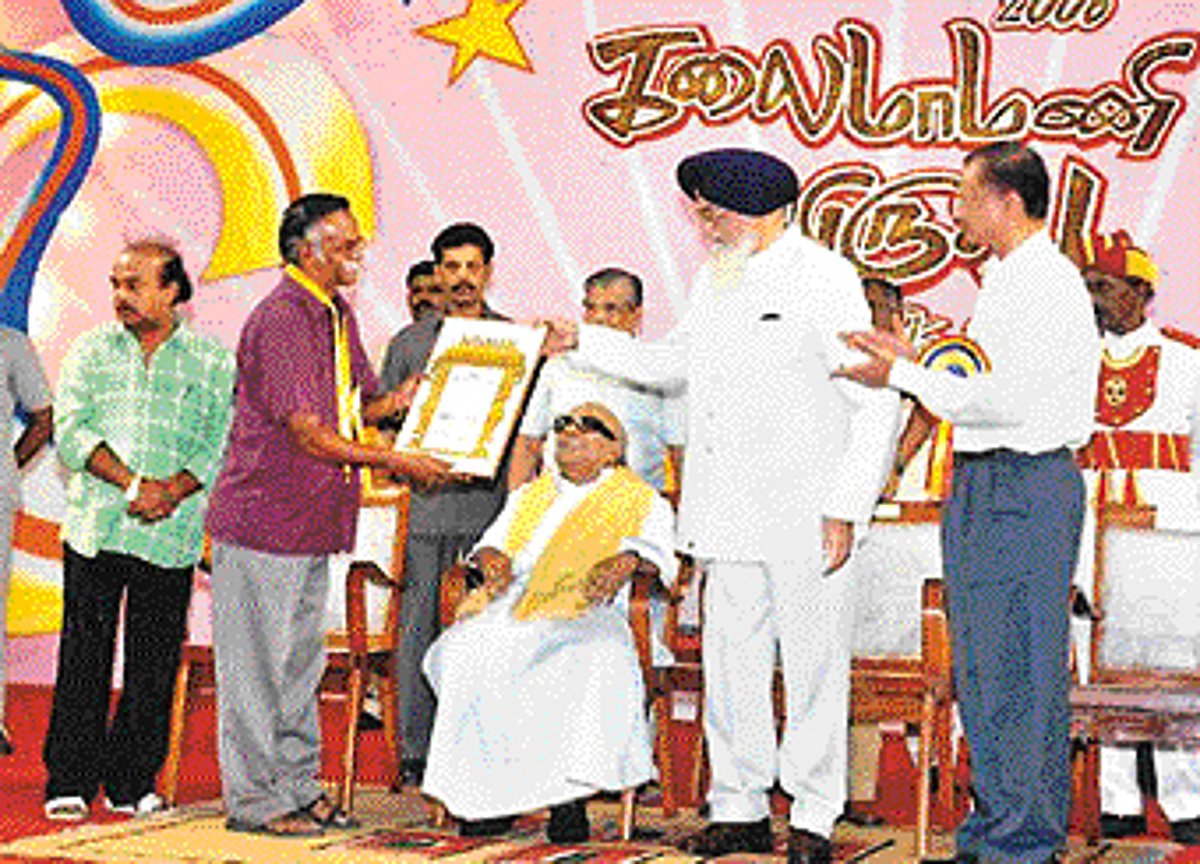 இலக்கியம்: விருதைத் தேடிச் செல்வதில்லை!