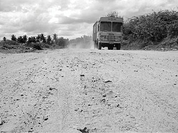 திருப்பத்தூர்-ஊத்தங்கரை வரை மண்சாலையாக மாறிவரும் தார்சாலை!